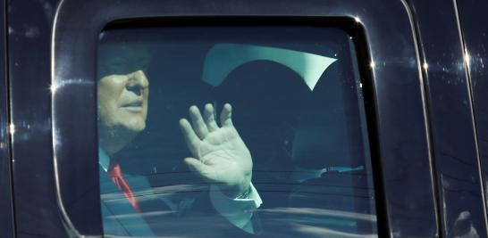 Una caravana presidencial escoltó a Trump y su familia a su llegada en Florida, poniendo fin a su presidencia. Foto: Reuters