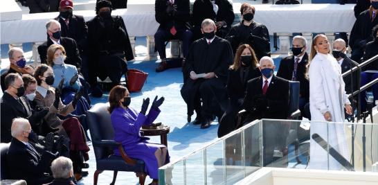 Jennifer López interpretó una versión de “America the Beautiful” en una ceremonia con una fuerte presencia femenina. Foto: Reuters