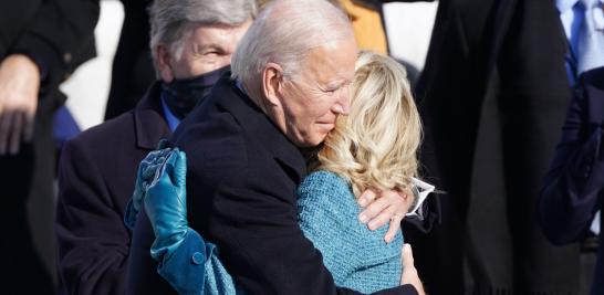 Joe Biden tiene un momento con su esposa Jill Biden tras ser juramentado como 46º presidente en Estados Unidos. Foto: Reuters