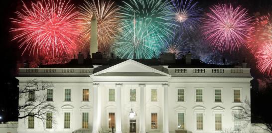 La noche de este 20 de enero, Washington y sus edificios más emblemáticos se iluminaron con los juegos pirotécnicos para celebrar la investidura de Joe Biden como presidente de Estados Unidos. Foto: Reuters