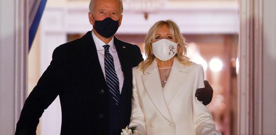 El presidente de Estados Unidos, Joe Biden y su esposa Jill Biden observan los fuegos artificiales desde un balcón de la Casa Blanca. Foto: Reuters