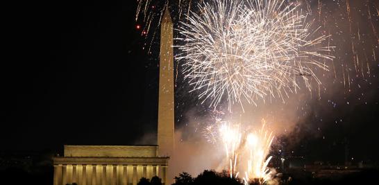 Horas después de que Joe Biden tomara protesta como presidente de Estados Unidos, Washington se iluminó con fuegos artificiales. Foto: Reuters