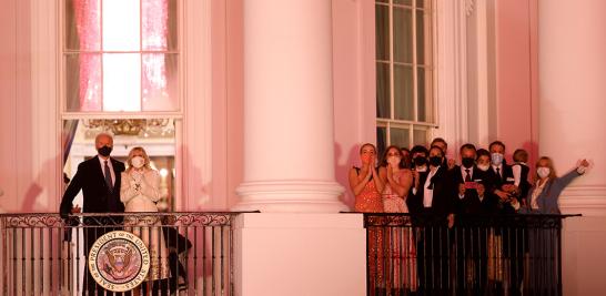 Invitados y familiares observan los fuegos artificiales desde un balcón de la Casa Blanca. Foto: Reuters