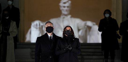 Tras asumir el cargo como vicepresidenta de Estados Unidos, Kamala Harris y su esposo Doug Emhoff visitan el Lincoln Memorial como parte del programa especial Celebrating America. Foto: Reuters