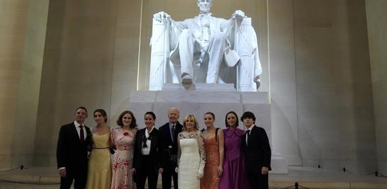 El presidente estadounidense Joe Biden y su familia visitaron el Lincoln Memorial. Foto: Reuters