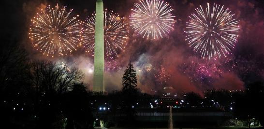 Washington y sus edificios más emblemáticos se iluminaron con los juegos pirotécnicos para celebrar la investidura de Joe Biden como presidente de Estados Unidos. Foto: Reuters