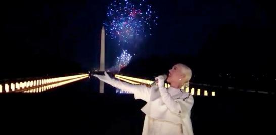 Katy Perry cantó también con el Lincoln Memorial como escenografía. Foto: Reuters