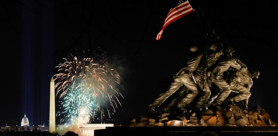 La noche de este 20 de enero, Washington y sus edificios más emblemáticos se iluminaron con los juegos pirotécnicos para celebrar la investidura de Joe Biden como presidente de Estados Unidos. Foto: Reuters