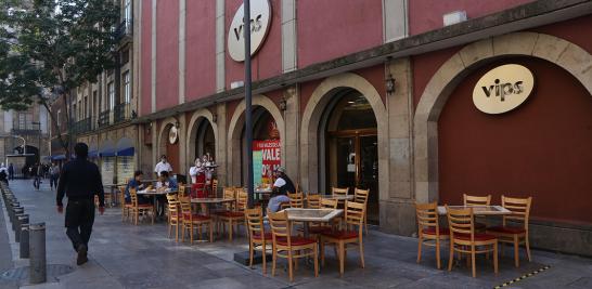 El aumento de hospitalizaciones y defunciones por Covid-19 en la capital del país ha obligado a las autoridades a evitar aglomeraciones en el Centro Histórico de la Ciudad. Foto EE: Rosario Servin.