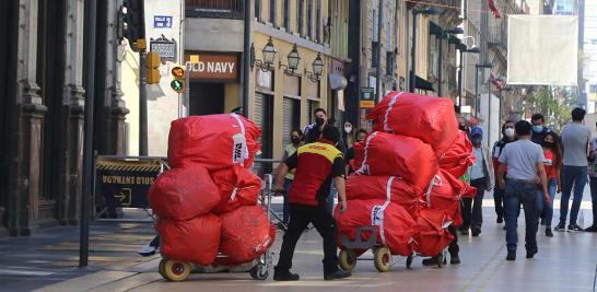 Las principales calles del Centro Historico continúan con poca afluencia de visitantes ante las medidas sanitarias impuestas por las autoridades para evitar la propagación de Covid-19. Foto EE: Rosario Servin.