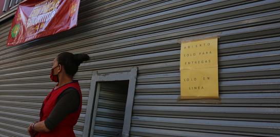 Algunos comercios pequeños del Centro Histórico pueden operar sólo en la modalidad de entrega de mercancía con citas, esquema de venta telefónica o por internet. Foto EE: Rosario Servin.