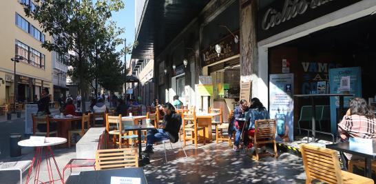 Las mesas deben ser colocadas en zig-zag y a una distancia de 1.5 metros entre ellas. Foto EE: Rosario Servin.