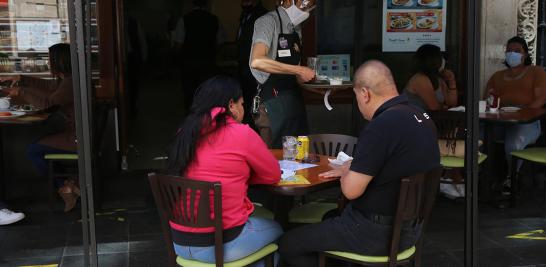 Los restaurantes pueden ofrecer sus servicios en espacios abiertos hasta las 18:00 horas. Foto EE: Rosario Servin