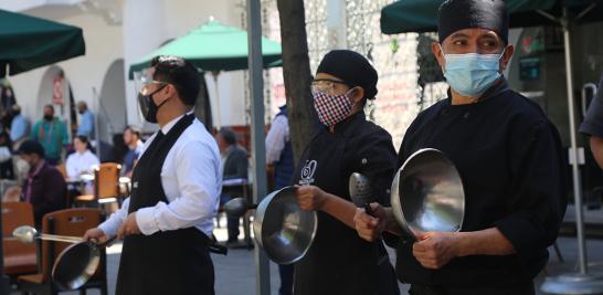 En punto de las 13:00 horas del jueves 4 de febrero restauranteros de la Ciudad de México salieron a las calles para participar en un segundo cacerolazo convocado por la Canirac. Foto EE: Rosario Servin