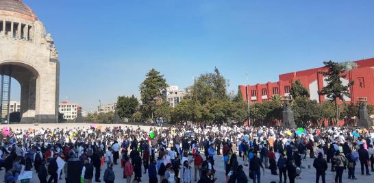 Cerca de 700 integrantes del sector restaurantero se reunieron en el Monumento a la Revolución para exhortar a las autoridades la ampliación de los horarios de servicio. Foto EE: Cortesía Canirac