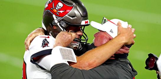 El mariscal de campo Tom Brady y el coach Bruce Arians celebran el triunfo. Foto: Reuters