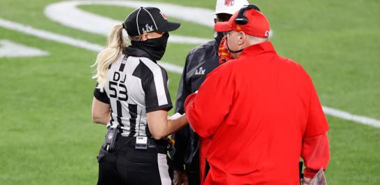 Sarah Thomas hizo historia al convertirse en la primera mujer arbitro en un Super Bowl. Foto: Reuters