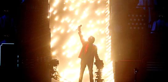 El cantante de pop The Weeknd iluminó el estadio en el show de medio tiempo. Foto: Reuters