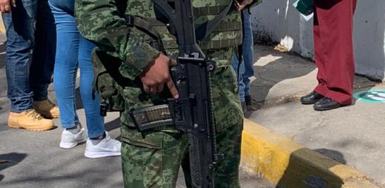 En la escuela primaria José Luis Vieyra González, en Cuajimalpa, personal de salud escoltados por elementos del Ejército arribaron las vacunas contra el Covid-19. Foto EE: Jorge Monroy