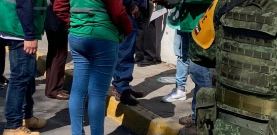 En esta sede de vacunación se observaron decenas de personas vestidas de color verde, algunos con la leyenda: “tu promotor deportivo”. Foto EE: Jorge Monroy