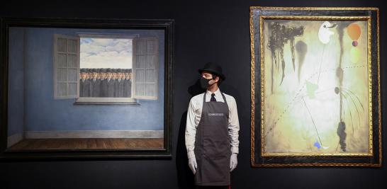 "Le Mois des Vendanges", de Rene Magritte y "Peinture", de Joan Miro. Foto: Reuters