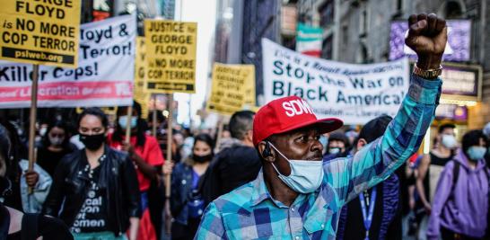 Reacción de los manifestantes del movimiento Black Lives Matter ante el veredicto sobre el asesinato de George Floyd. Foto: Reuters