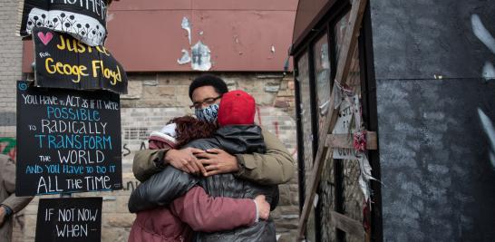 Reacción de los manifestantes del movimiento Black Lives Matter ante el veredicto sobre el asesinato de George Floyd. Foto: Reuters