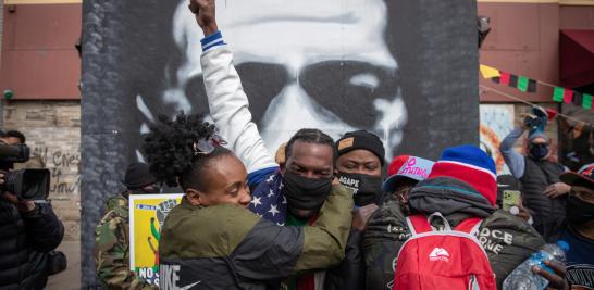 Reacción de los manifestantes del movimiento Black Lives Matter ante el veredicto sobre el asesinato de George Floyd. Foto: Reuters