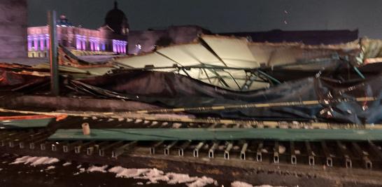 La fuerte lluvia y granizada que cayó la noche de este miércoles 28 de abril en la Ciudad de México ocasionó la caída de una techumbre en la zona arqueológica del Templo Mayor, sobre la Casa de las Águilas. Foto: Cuartoscuro