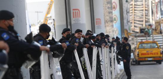 Elementos de seguridad continúan resguardando el lugar del siniestro para limitar la circulación de transeúntes. Foto EE: Rosario Servin