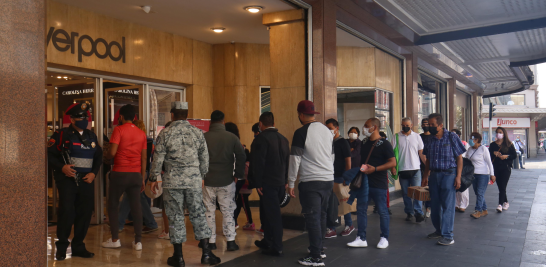 Pese a la pandemia de coronavirus, los habitantes de la Ciudad de México hacen filas para realizar la compra de los regalos para este 10 de mayo. Fotos: Rosario Servin.