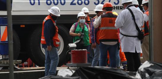 Brigadistas y trabajadores del Sistema de Transporte Colectivo Metro trabajando entre los escombros a días del colapso del tren. Foto EE: Rosario Servin