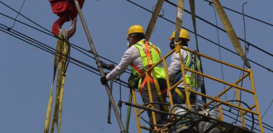 Trabajadores realizando actividades de reparación en el cableado de las instalaciones donde colapsó el tren. Foto EE: Rosario Servin