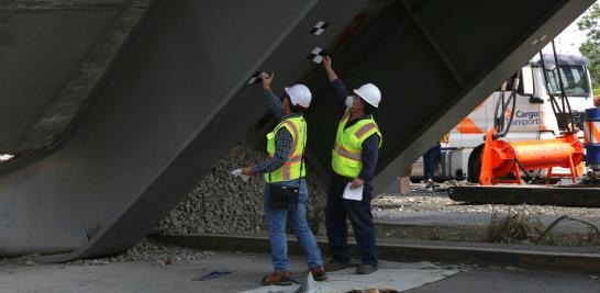 Trabajadores comienzan las actividades de análisis de daños y limpieza después del colapso del tren. Foto EE: Rosario Servin