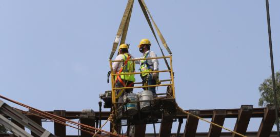 Trabajadores inician actividades de aseguramiento eléctrico en la región donde se derrumbó el tren, Foto EE: Rosario Servin