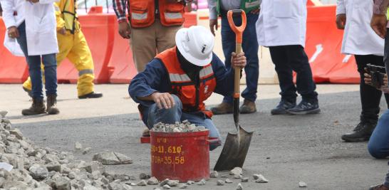 Trabajadores realizan labores de retiro de charolas, tapas y del balastro que quedaron sueltas por el desplome del tren. e charolas, tapas y del balastro. Foto EE: Rosario Servin