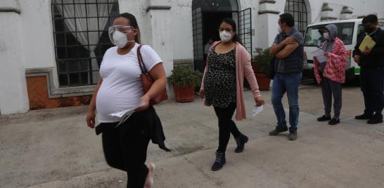 Las autoridades sanitarias explicaron que las mujeres embarazadas que deseen recibir el biológico deben tener, por lo menos, nueve semanas de gestación. Foto EE: Rosario Servin