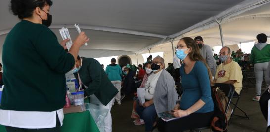 Las autoridades sanitarias mexicanas han afirmado que todas las vacunas que han sido aprobadas para su uso de emergencia en México son seguras por lo que se pueden aplicar durante el embarazo. Foto EE: Rosario Servin