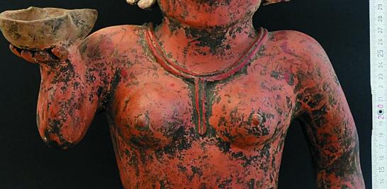 Figura femenina sedente con vasija. Entre Preclásico Terminal y Clásico (300 a.C. – 600 d.C.) Procedencia: Tumbas de tiro, al sur de Nayarit. Estilo Ixtlán del Río, de barro modelado, superficie pulida y aplicaciones al pastillaje.