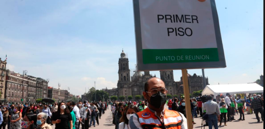 La jefa de Gobierno de la Ciudad de México, Claudia Sheinbaum detalló que el proceso de evacuación del personal de los edificios del gobierno local, específicamente en la Plaza de Constitución 1 y 2, duró un promedio de cuatro minutos. Foto EE: Rosario Servin