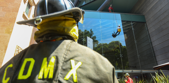  El Heroico Cuerpo de Bomberos participó en las demostraciones de Protección Civil durante el simulacro. Foto EE: Eric Lugo