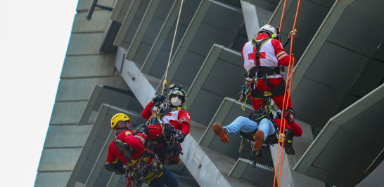 Durante el simulacro se practicaron diversos ejercicios de rescate en edificios de la Avenida Reforma. Foto EE: Eric Lugo