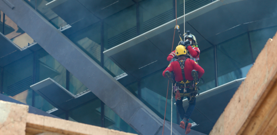 Durante el simulacro se practicaron diversos ejercicios de rescate en edificios de la Avenida Reforma. Foto EE: Eric Lugo