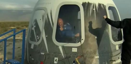 Bezos mostró el pulgar en alto desde dentro de la cápsula tras aterrizar en el desierto. Salió entre los vítores de sus familiares y los empleados de Blue Origin, y chocó los cinco con parte de la veintena de personas presentes.