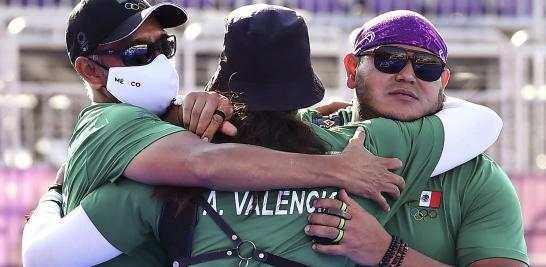 Alejandra Valencia y Luis Álvarez celebran tras obtener la medalla de bronce, la primera para México y América Latina en los Juegos Olímpicos de Tokio 2020. Foto: Reuters