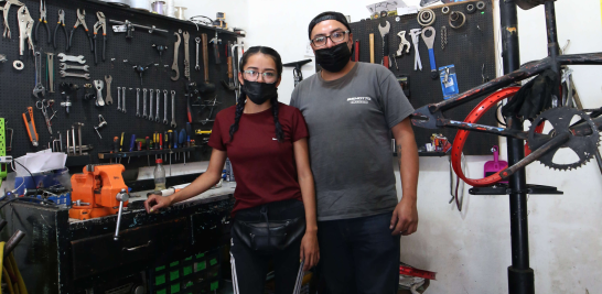 Beto Pérez y su esposa Viridiana Gutiérrez, dueños de un negocio de venta de bicicletas.