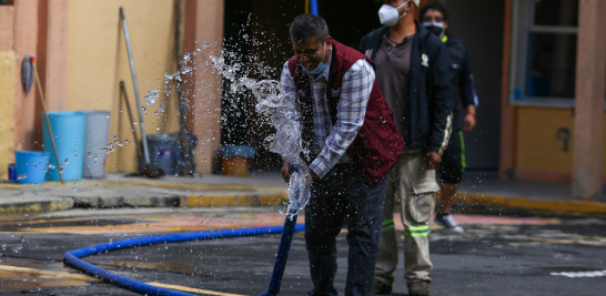 En la primaria Ignacio Allende, personal de obras de la alcaldía Venustiano Carranza se encarga de la rehabilitación de las aulas y áreas comunes. Foto EE: Eric Lugo