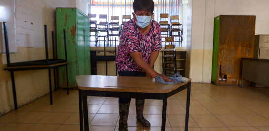 Las labores de limpieza tienen la finalidad de garantizar que el regreso a clases presenciales cuente con las medidas sanitarias necesarias para evitar la propagación de la Covid-19. Foto EE: Eric Lugo