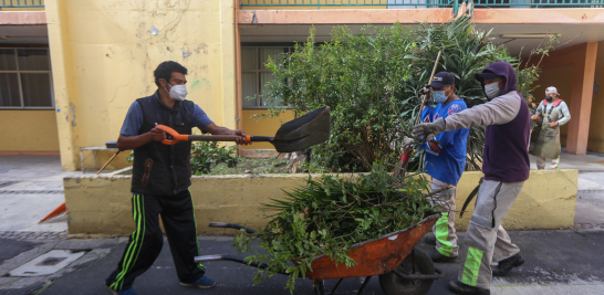 Padres de familias, maestros y personal de las diversas alcaldías están colaborando para rehabilitar los planteles para el reinicio de clases presenciales. Foto EE: Eric Lugo