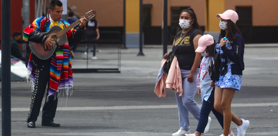 Durante la temporada de las fiestas patrias, los mariachis buscan la oportunidad de trabajar y así seguir resistiendo ante la lenta recuperación económica y reapertura de actividades. Foto EE: Eric Lugo